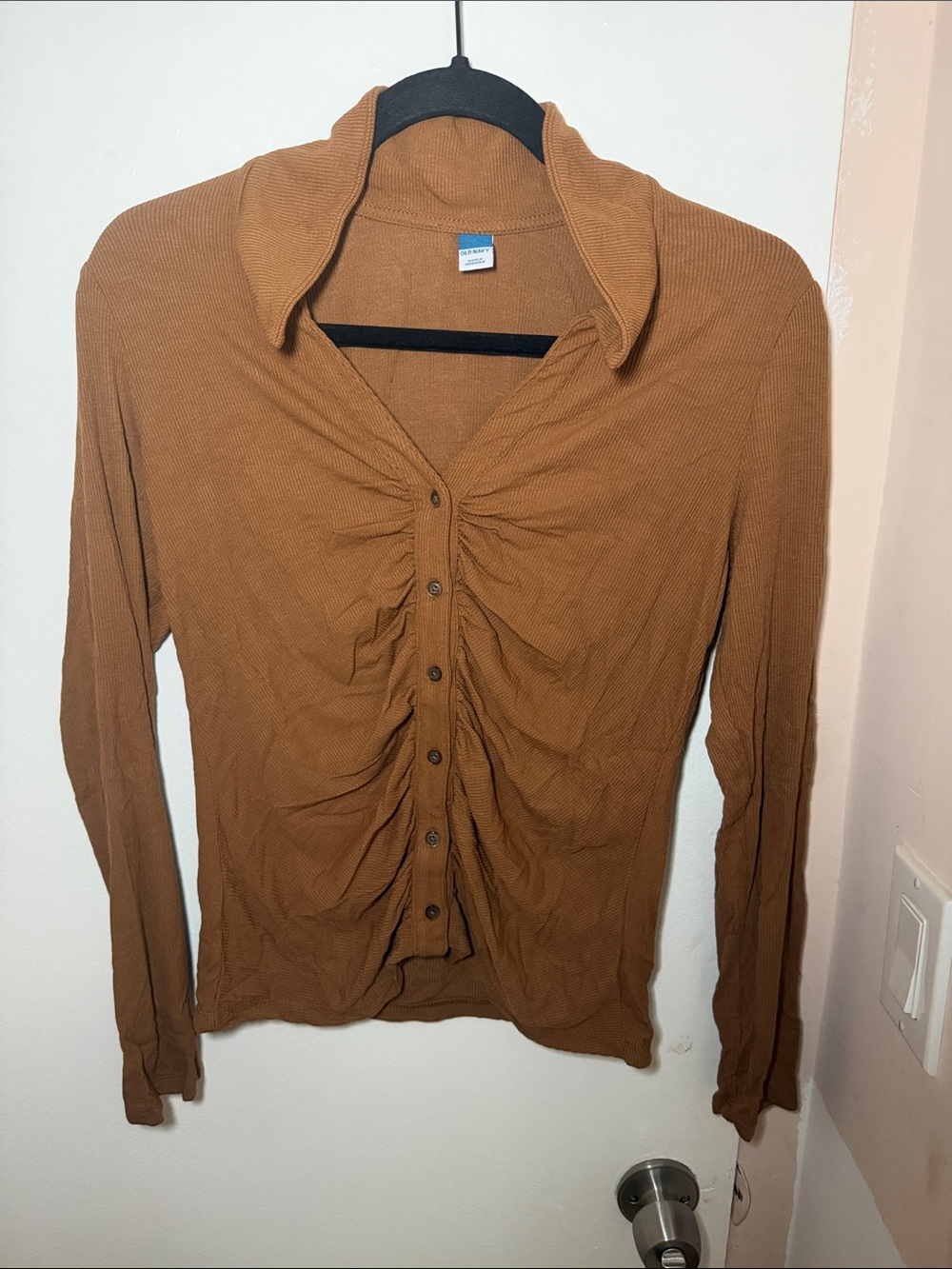 Old Navy Brown Long-Sleeve Ruched Button-Front Shirt